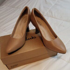 Clarks Womens Kataleyna Pump -  Size 6 Wide